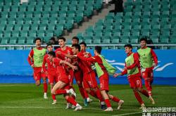 爱游戏直播-球队队长因伤缺席关键比赛，团队战术调整