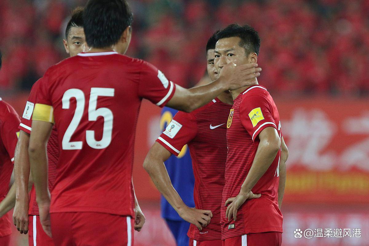 球队队长因伤缺席关键比赛，团队战术调整