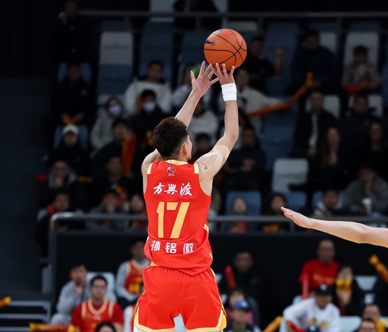 关于紧张气氛下，球员展现技艺！的信息