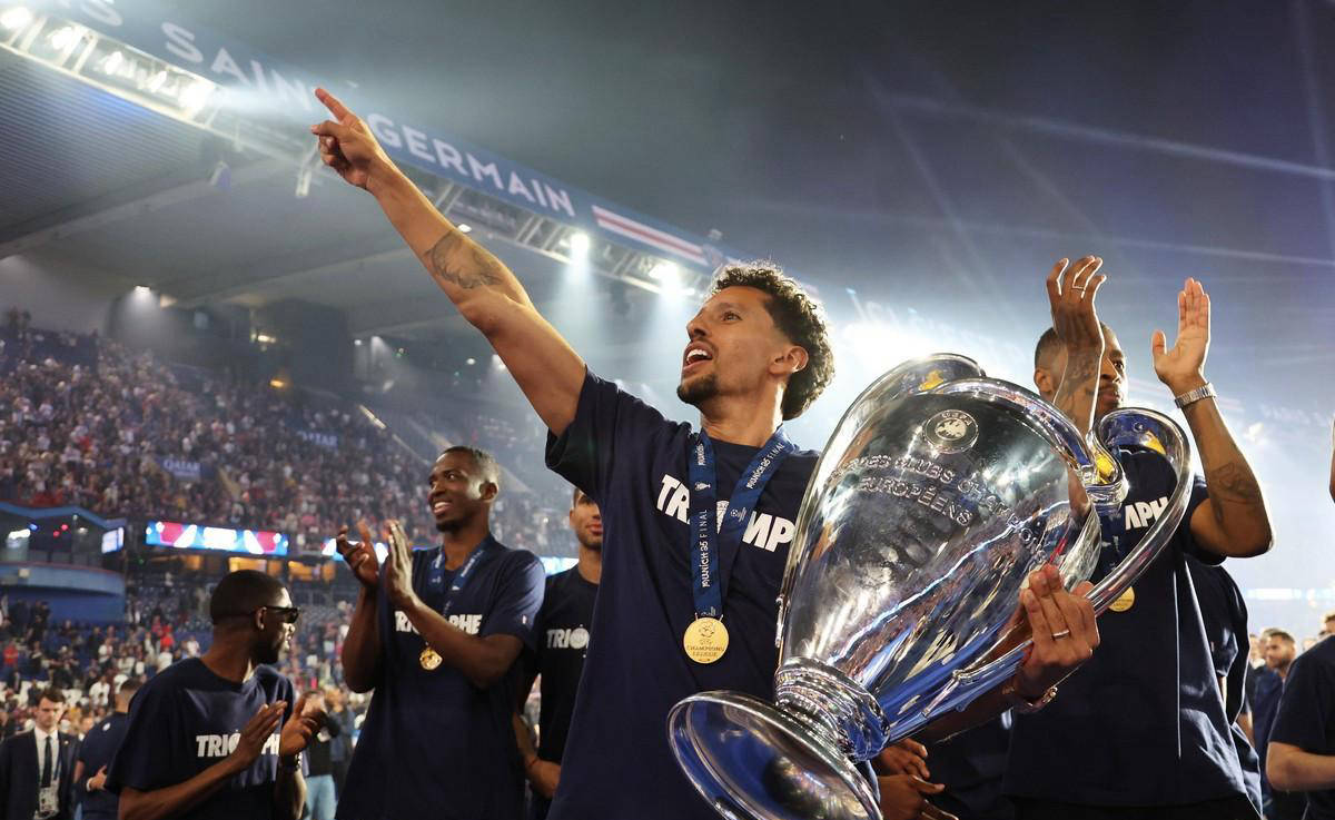 巴黎圣日耳曼球员表现出色，全队庆祝胜利