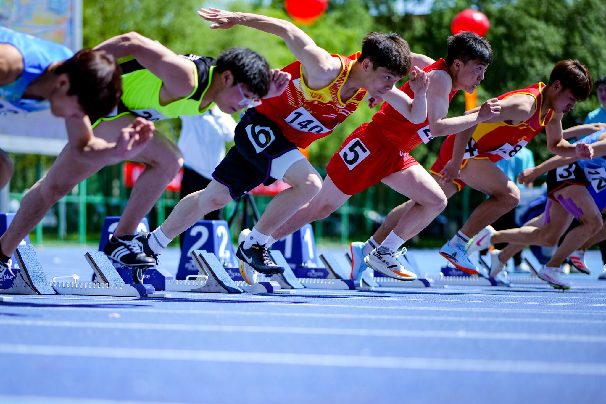 持之以恒！运动员们在比赛中展现坚韧意志