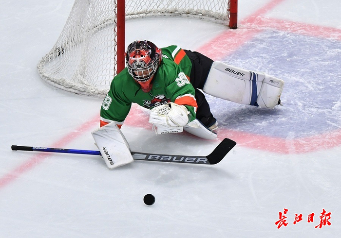 关于武汉队主帅解析战术，球员积极学习的信息