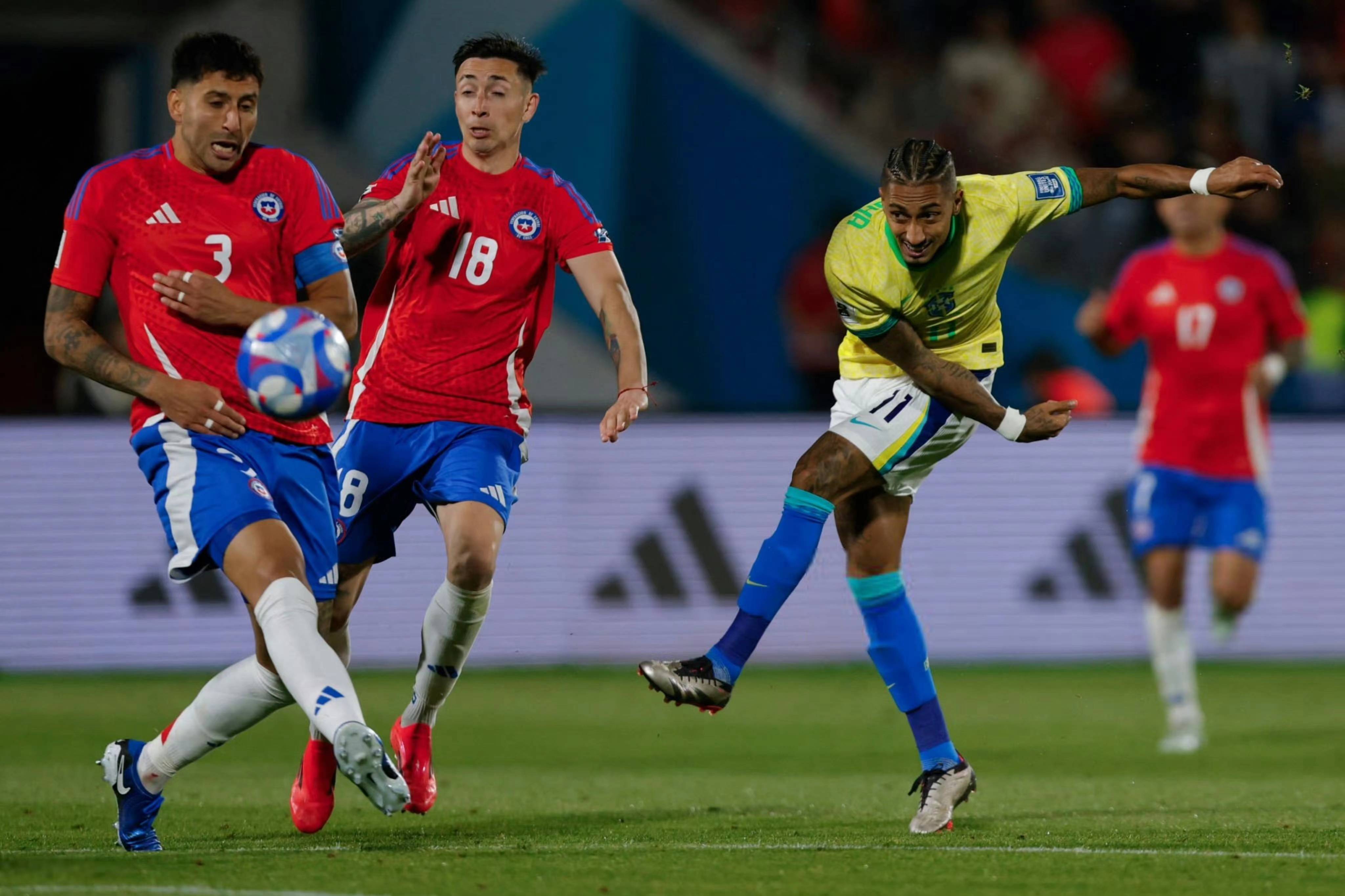 比赛中球队展现顽强斗志，逆转击败对手