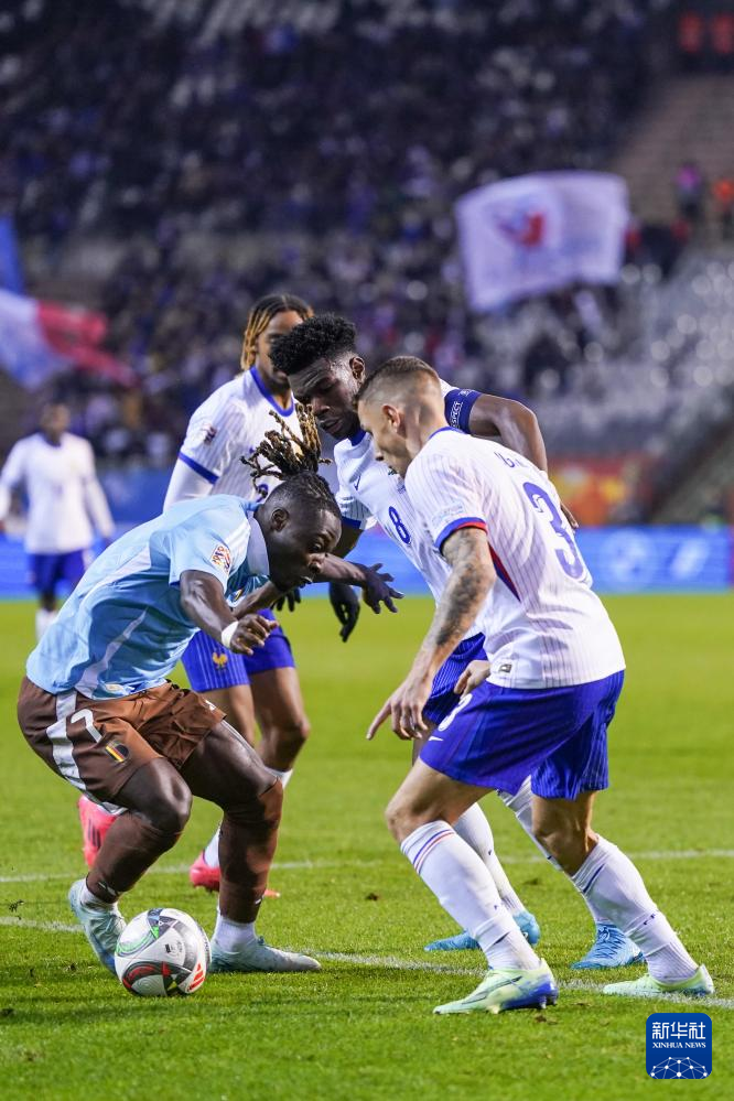 包含法国足球联赛热情高涨，球迷欢呼不止的词条