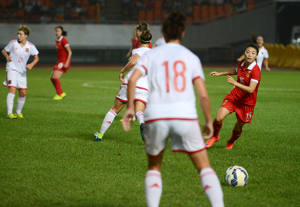 包含女子足球比赛中，一支实力派球队展现出色表现的词条