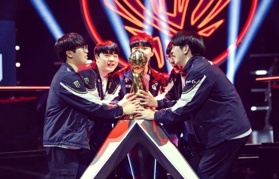 包含国际豪强角逐，赛场喧嚣的词条